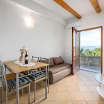 5235-8 In Apartament