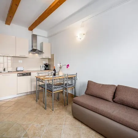 5235-8 In Apartament Drenje (Istria)