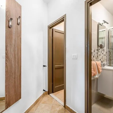 5235-8 In Appartement