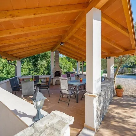 5235-8 In Appartement