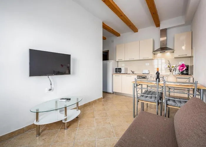 5235-8 In Appartement *